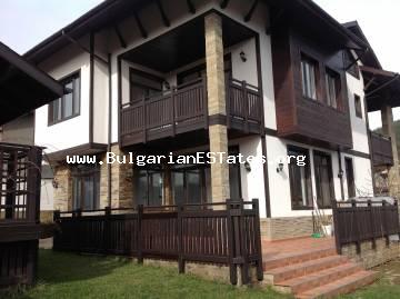 Im Dorf Brodilovo, nur 12 km von der Küstenstadt Tsarevo und dem Meer in Bulgarien entfernt, steht ein neues dreistöckiges Luxushaus zum Verkauf.