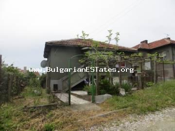 Wir bieten zum Verkauf ein Haus im Dorf Gramatikovo, nur 30 km vom Meer und der Stadt Tsarevo in Bulgarien entfernt.