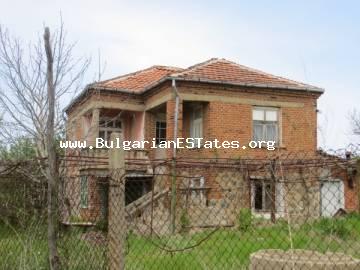 Günstiges Haus in Bulgarien ! Zum Verkauf steht ein Haus im Dorf Momina Tsarkva, nur 55 km vom Meer und der Stadt Burgas entfernt !