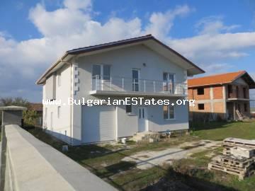 Wir bieten zum Verkauf ein modernes Haus im Dorf Alexandrovo, nur 6 km vom Sunny Beach Resort und dem Meer entfernt.