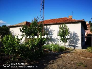 Günstiges Haus nahe Meer in Bulgarien ! Zum Verkauf steht ein massives, einstöckiges Haus in der Wohngegend Cherno More, der Stadt Burgas in Bulgarien, nur 10 km vom Meer entfernt !