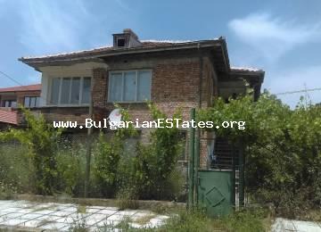 Zum Verkauf steht ein großes zweistöckiges Haus in den Bergen von Strandzha, 11 km von der Stadt Primorsko entfernt.