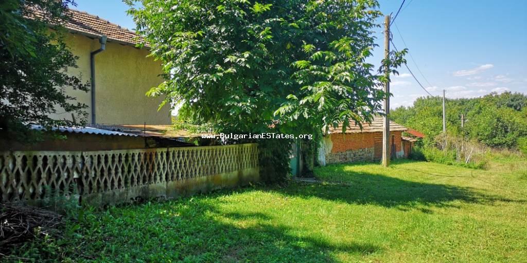 Ein zweistöckiges Haus steht im Dorf Zagortsi in Bulgarien zum Verkauf, 40 km von der Stadt Burgas und dem Meer entfernt.