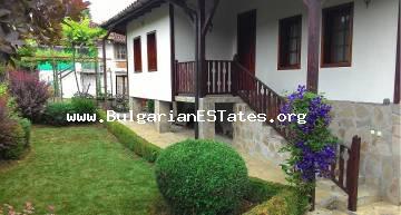 Zum Verkauf steht ein komplett renoviertes authentisch-bulgarisches Haus im Dorf Golyamo Bukovo, nur 50 km von der Stadt Burgas entfernt