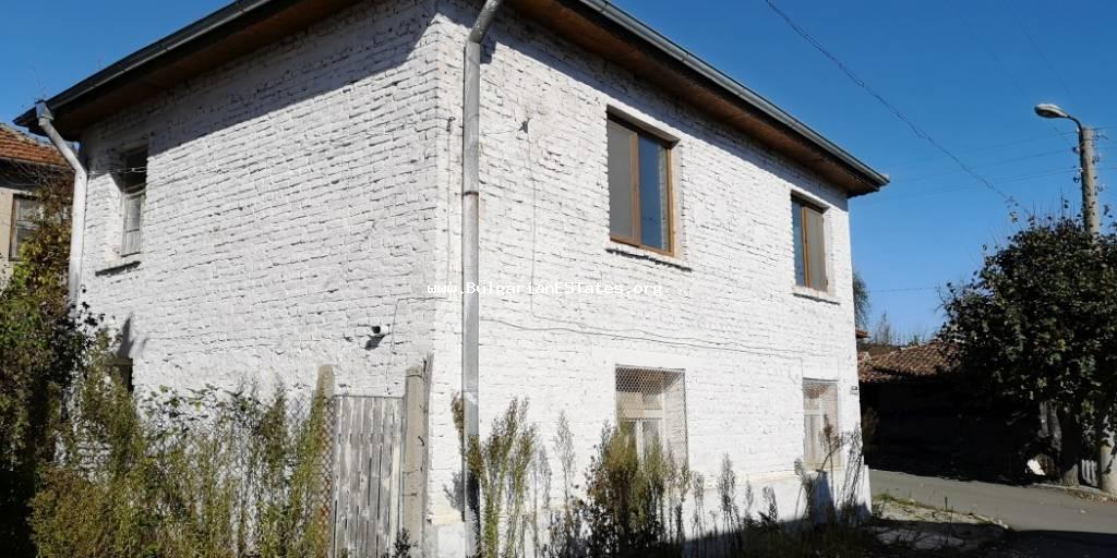 Günstiges Haus in Bulgarien ! Zum Verkauf ein rekonstruiertes zweistöckiges Haus im Dorf Gramatikovo, 35 km vom Meer und der Stadt Tsarevo entfernt.