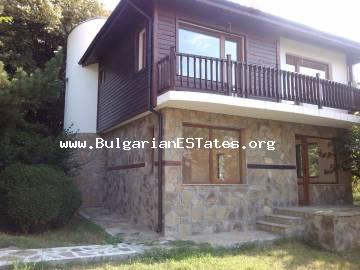 Günstig wird zum Verkauf ein neues zweistöckiges Haus im Dorf Goritsa angeboten, nur 25 km vom Meer und dem Ferienort Sonnenstrand entfernt.