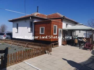 Günstiges renoviertes Haus zum Verkauf mit herrlichem Blick auf das Balkangebirge im Dorf Krusovo, 12 km von der Stadt Karnobat und 55 km von Burgas entfernt.
