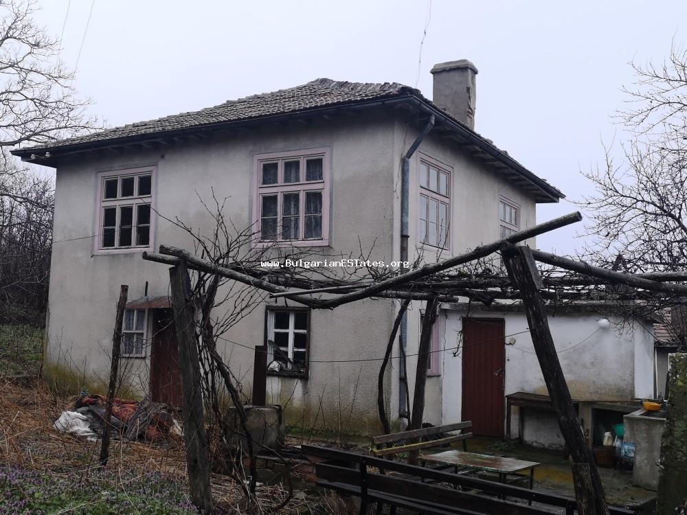 Sehr günstiges zweistöckiges Haus mit herrlichem Blick auf das Dorf Bulgari, in Strandzha Planina zum Verkauf, 18 km von der Stadt Tsarevo und dem Meer entfernt. Bulgari, Burgas