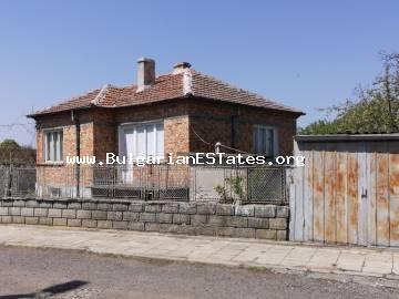 4980: Immobilie zum Verkauf in Bulgarien ! Im Zentrum des Dorfes Bata, nur 20 km vom Meer entfernt, steht ein großes zweistöckiges Haus zum Verkauf. Bata, Burgas Eigentum