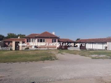 Renoviertes Haus mit herrlicher Aussicht in Bulgarien ! Zum Verkauf ein wunderschönes Lanhaus im Dorf Konevets, 100 km von der Stadt Burgas und nur 13 km von der ruhigen Stadt Elhovo entfernt !