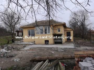 Wir verkaufen ein renoviertes, einstöckiges Haus im Dorf Debelt in Bulgarien, 20 km von Burgas und dem Schwarzen Meer in Bulgarien entfernt.