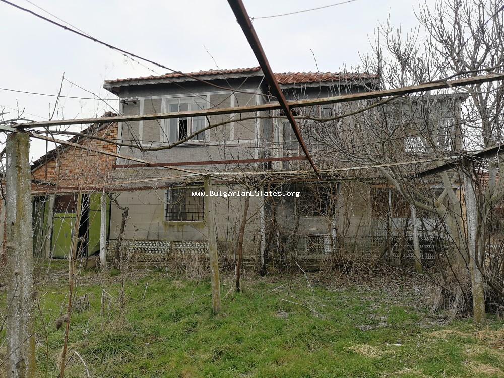Wir verkaufen ein großes zweistöckiges Haus in Bulgarien, im Dorf Debelt, das nur 20 km von der Stadt Burgas und dem Schwarzen Meer entfernt ist.