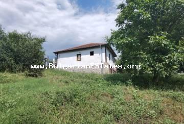 Ein authentisches Haus mit riesigem Garten zum Verkauf in Bulgarien. Es befindet sich in dem wunderschönen Dorf Pismenovo im Strandzha-Gebirge, nur 7 km von den Stränden in Primorsko entfernt !