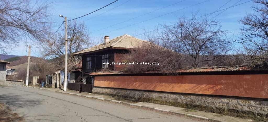 Wir verkaufen ein renoviertes Haus im Dorf Vezenkovo, 90 km von Burgas entfernt, in der Nähe des Flusses Luda Kamchia.