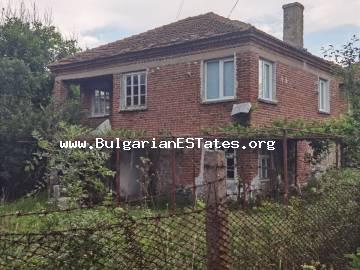 Kaufen Sie ein riesiges zweistöckiges Haus in Bulgarien, im nur 60 km von der Stadt Burgas und dem Meer entfernten Dorf Momina Tsarkva.