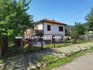 Teilweise renoviertes Haus zum Verkauf im Dorf Brodilovo, Bulgarien! Eine Immobilie nur 12 km von der Stadt Tsarevo und dem Meer entfernt und am Fuße des Strandzha-Berges in Bulgarien.