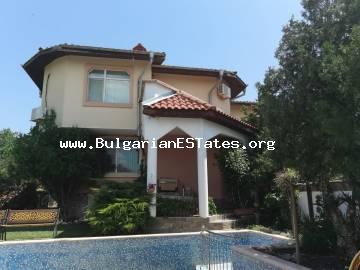 Wir bieten zum Verkauf ein zweistöckiges, neues Haus im Dorf Kosharitsa, nur 7 km vom Sunny Beach Resort in Bulgarien !