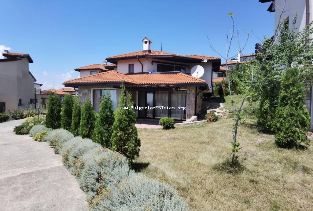 Zum Verkauf separate Etage eines Hauses in einem geschlossenen Komplex in der Villenzone des Dorfes Kosharitsa in Bulgarien, nur 3 km vom Sonnenstrand Resort und dem Meer entfernt.