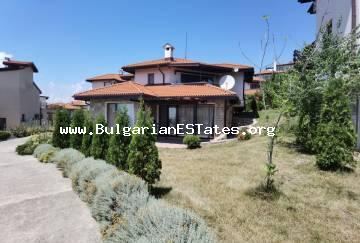 Zum Verkauf separate Etage eines Hauses in einem geschlossenen Komplex in der Villenzone des Dorfes Kosharitsa in Bulgarien, nur 3 km vom Sonnenstrand Resort und dem Meer entfernt.