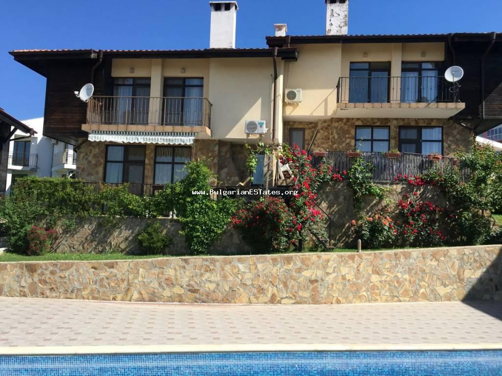 Wir bieten zum Verkauf ein zweistöckiges Haus in einem Komplex, auf einem sonnigen Hügel, nur 2 km vom Strand des Sunny Beach Resorts in Bulgarien entfernt.