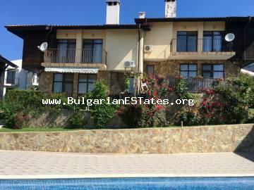 Wir bieten zum Verkauf ein zweistöckiges Haus in einem Komplex, auf einem sonnigen Hügel, nur 2 km vom Strand des Sunny Beach Resorts in Bulgarien entfernt.