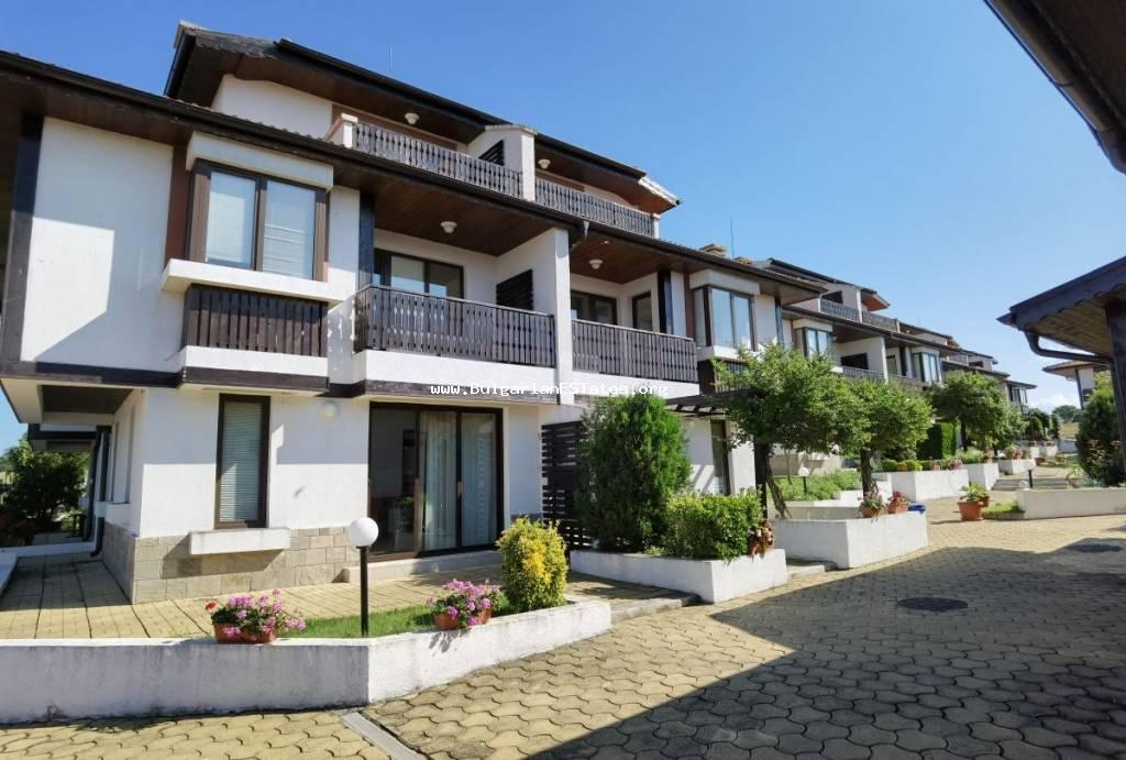 Wir verkaufen ein billiges, zweistöckiges Haus mit Meerblick in einem geschlossenen Komplex in Bulgarien - Feriendorf Lozenets, nur 1,5 km vom Strand entfernt.