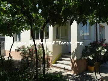 Sehr günstige Immobilie zum Verkauf in Bulgarien ! Ein Haus mit großem und angelegtem Garten im Dorf Kamenar, 6 km von Pomorie und dem Meer in der Region Burgas entfernt,.