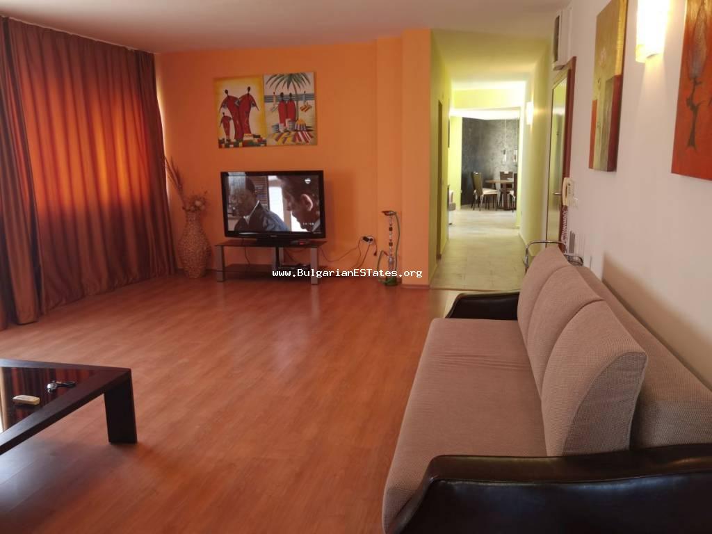Wir bieten Ihnen eine voll möblierte Penthouse-Wohnung in einem Haus im zentralen Teil der Stadt Pomorie, in der Nähe der Gemeinde und 200m vom Meer entfernt.