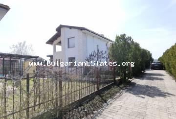 Wir verkaufen ein billiges, voll möbliertes Einfamilienhaus in Bulgarien, nur 15 km vom Sonnenstrand Resort und dem Meer entfernt.Massives Haus zum Verkauf im Dorf Charda, nur 15 km von der Stadt Yambol und 80 km von Bourgas und dem Meer entfernt.