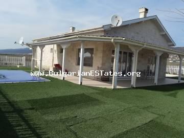 Wir bieten zum Verkauf ein zweistöckiges Haus mit Swimmingpool an einem ruhigen und malerischen Ort im Feriendorf Kosharitsa in der Nähe der Region Cholakova Cheshma, nur 5 km vom Meer in Bulgarien und dem Sonnenstrand Resort entfernt.