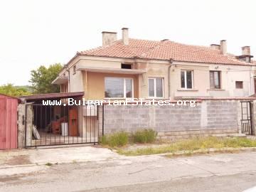 Wir bieten zum Verkauf ein HAUS IN DER STADT KABLESHKOVO, nur 8 km vom Meer in Bulgarien und 20 km von der Stadt Burgas entfernt.