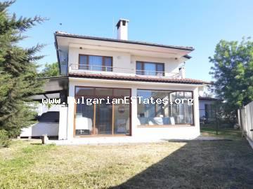 Kaufen Sie ein zweistöckiges Luxushaus im ökologisch sauberen Dorf Marinka, Region Burgas, Bulgarien, inmitten der malerischen Hügel des östlichen Strandzha-Gebirges, nur 7 km von Bourgas und 3 km vom Strand von Kraimorie entfernt.