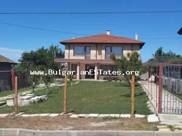 Zum Verkauf ein schönes Familienhaus auf zwei Etagen mit einem Garten und einer schönen Aussicht im Dorf Veselie in Bulgarien, nur 15 km vom Meer entfernt.