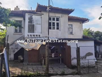 Haus zum Verkauf in Bulgarien. Ein massives zweistöckiges Haus zum Verkauf im Dorf Dyulevo, nur 25 km von der Stadt Burgas und dem Meer entfernt.