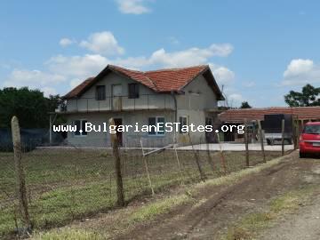 Massives Haus zum Verkauf in Bulgarien! Kaufen Sie ein zweistöckiges Haus mit großem Garten im Dorf Simeonovo, nur 80 km von der Stadt Burgas, 50 km von der Stadt Sredets und 20 km von der Stadt Jambol entfernt.