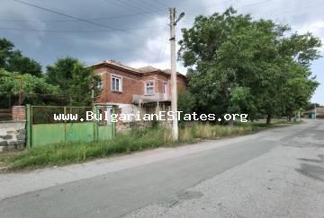 Haus zum Verkauf in Bulgarien. Kaufen Sie ein zweistöckiges Haus im Dorf Zornitsa, nur 50 km von der Stadt Burgas und 20 km von der Stadt Sredets entfernt.