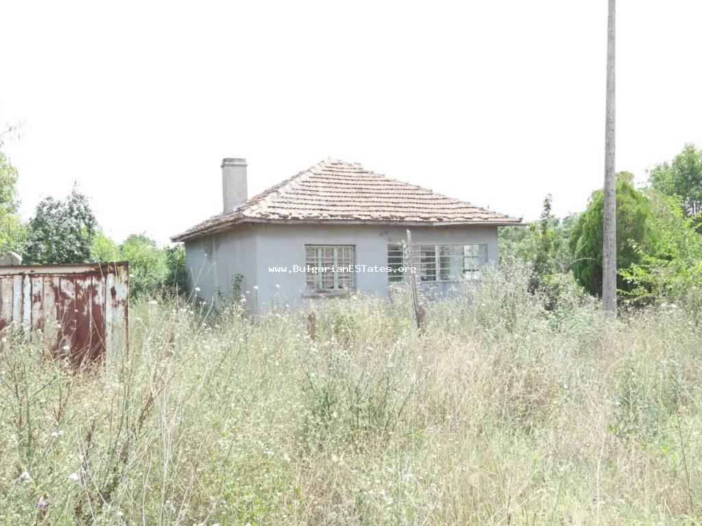 Kaufen Sie billiges altes Haus mit großem Garten im Dorf Zagortsi, nur 40 km von der Stadt Burgas und dem Meer in Bulgarien entfernt, 10 km von der Stadt Sredets, Bulgarien.