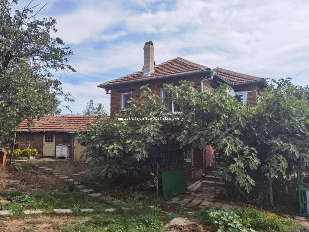 Wir verkaufen ein renoviertes, zweistöckiges Haus für ganzjähriges Wohnen geeignet, in einer ökologisch sauberen Gegend - Dorf Golyamo Krushevo, 55 km von Burgas entfernt.