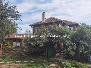 Wir verkaufen ein renoviertes, zweistöckiges Haus für ganzjähriges Wohnen geeignet, in einer ökologisch sauberen Gegend - Dorf Golyamo Krushevo, 55 km von Burgas entfernt.