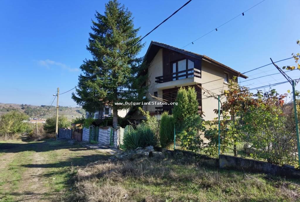 Dreistöckige Villa zum Verkauf im Dorf Prohod in Bulgarien, 35 km von der Stadt Burgas und dem Meer und nur 10 km von der Stadt Sredets entfernt !!!