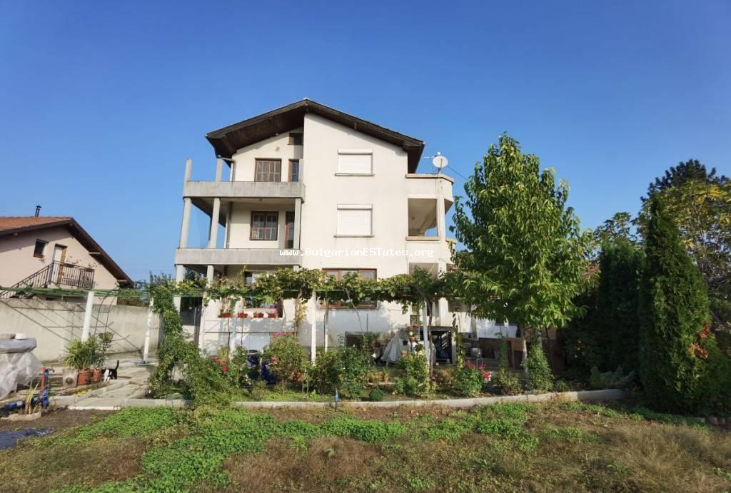 Eine dreistöckige Villa zum Verkauf im Dorf Konstantinovo in Bulgarien, 10 km von der Stadt Burgas entfernt. Das Haus ist mit sieben Schlafzimmern, drei Bädern und fünf Terrassen, mit Blick auf den Mandre-See !!!