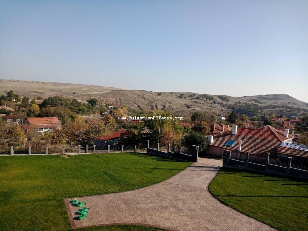 Ein neues zweistöckiges Haus mit Pool und großem Hof zum Verkauf in Bulgarien, in einem ökologischen Gebiet, nur 3 km von der Stadt Aytos, 35 km von der Stadt Burgas und dem Meer entfernt !!!