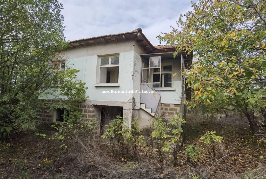 Ein zweistöckiges Haus mit großem Garten zum Verkauf in Bulgarien, es liegt im Dorf Suhodol, nur 35 km von der Stadt Burgas und dem Meer entfernt. Immobilien in Bulgarien !!!