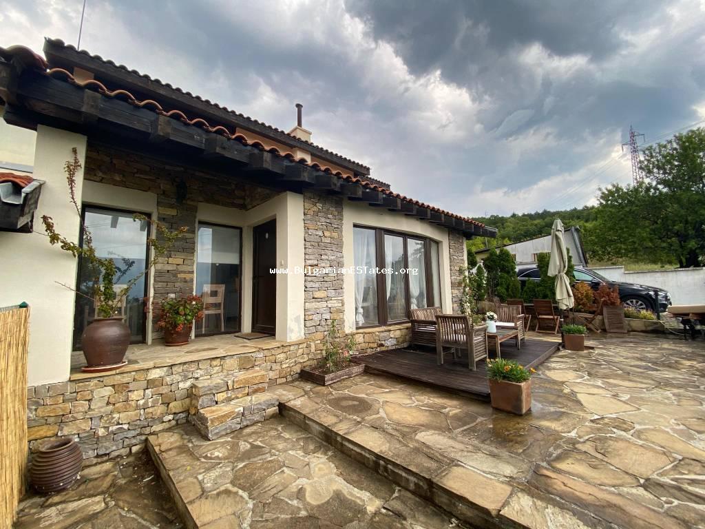 Zum Verkauf steht ein zweistöckiges Haus mit unglaublichem Meerblick in Bulgarien, es liegt im Dorf Kosharitsa, nur 3 km von Sonnenstrand und dem Meer entfernt ! Flughafen in Burgas erreichen Sie in 20 Fahrminuten.