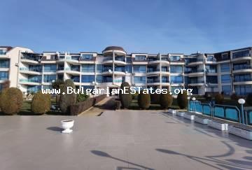 Zum Verkauf steht eine Ein-Zimmer-Wohnung mit Meerblick im Ferienkomplex Riviera in der ersten Meereslinie, hinter dem Yachthafen Marina Dinevi, Saint Vlas, Bulgarien.