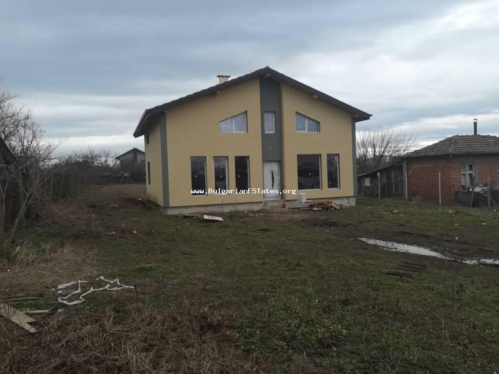 Zum Verkauf steht ein neues Haus im Dorf Dyulevo, nur 25 km von der Stadt Burgas und dem Meer in Bulgarien und 5 km von der Stadt Sredets entfernt.