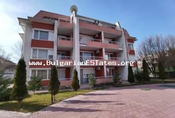 Geräumige Wohnung mit einem Schlafzimmer zum Verkauf in Bulgarien, in einem geschlossenen Komplex Sunny Fort, nur 400 Meter vom Strand und 500 Meter vom Zentrum entfernt. Kaufen Sie eine Wohnung in Bulgarien.