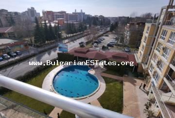 Zum Verkauf steht ein geräumiges Apartment mit einem Schlafzimmer und einer großen Panoramaterrasse in einem geschlossenen Komplex Flores Park, nur 400 Meter vom Strand und 500 Meter vom Zentrum entfernt. Kaufen Sie eine Wohnung in Bulgarien.