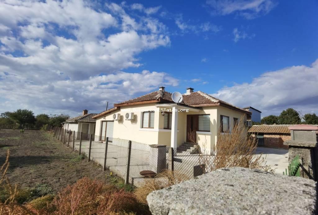 Zum Verkauf steht ein renoviertes einstöckiges Haus im Dorf Trastikovo, nur 15 km von der Stadt Burgas und dem Meer entfernt. Renoviertes Haus in Bulgarien.