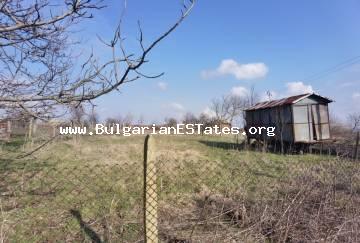 Zum Verkauf steht ein Grundstück im Dorf Svetlina, Bulgarien, nur 32 km von der Stadt Burgas und 7 km von der Stadt Sredets entfernt.